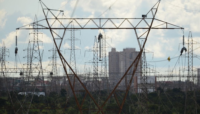 ONS reduz carga de linhas e adia manutenção em sistema elétrico